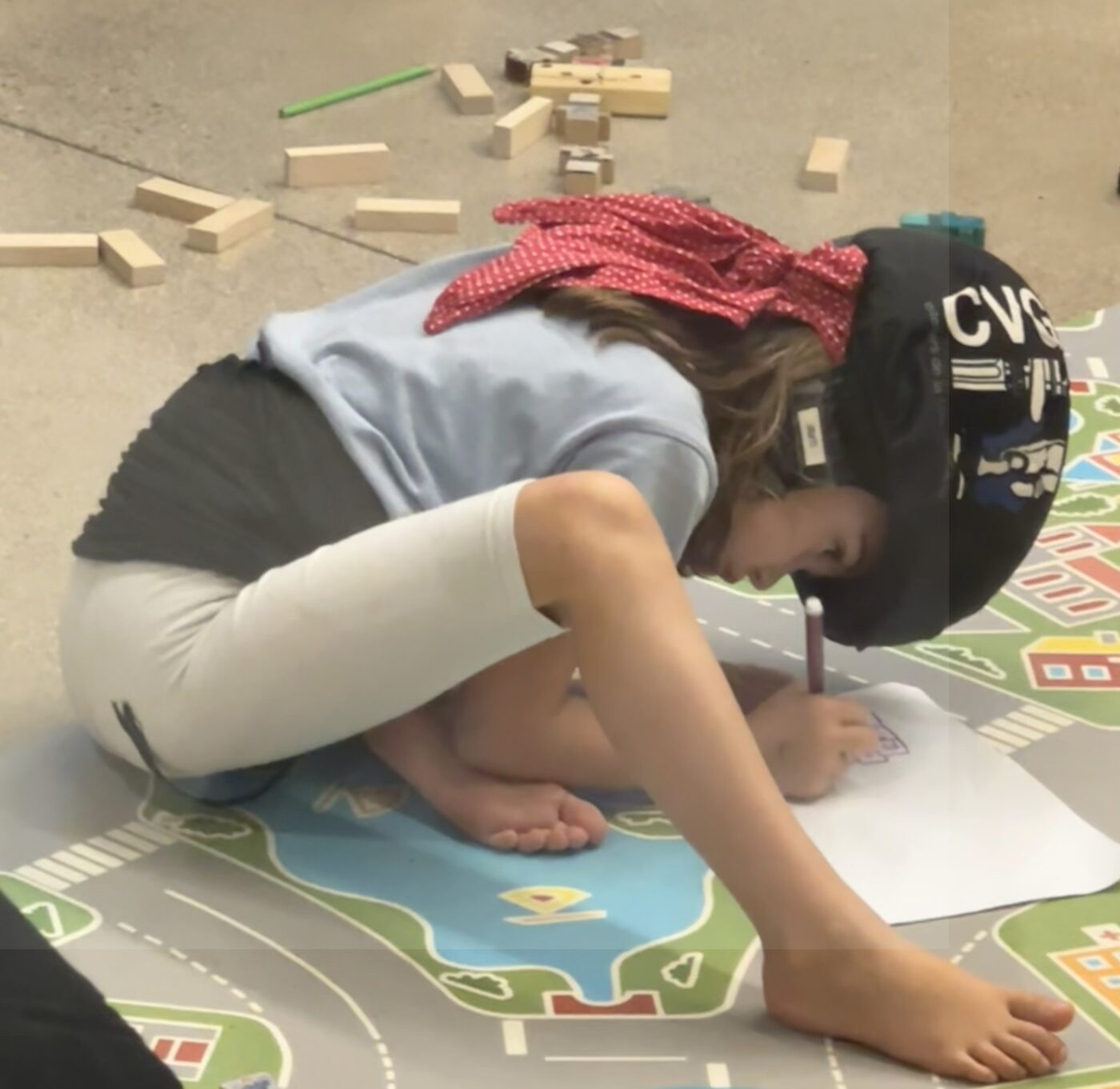 Rehearsal in Gracia - one of the youngest climbers coloring to relax