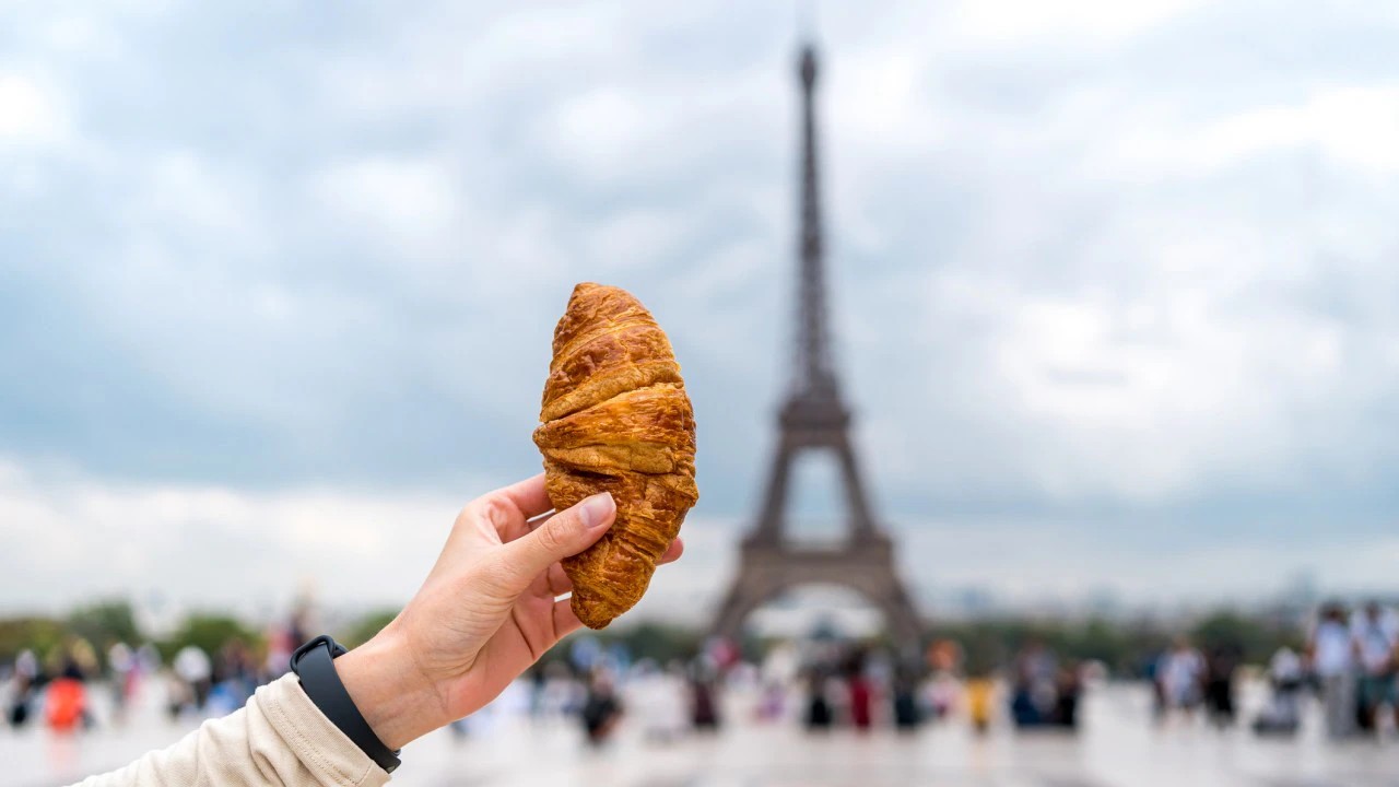 Trael Reviews croissant in Paris